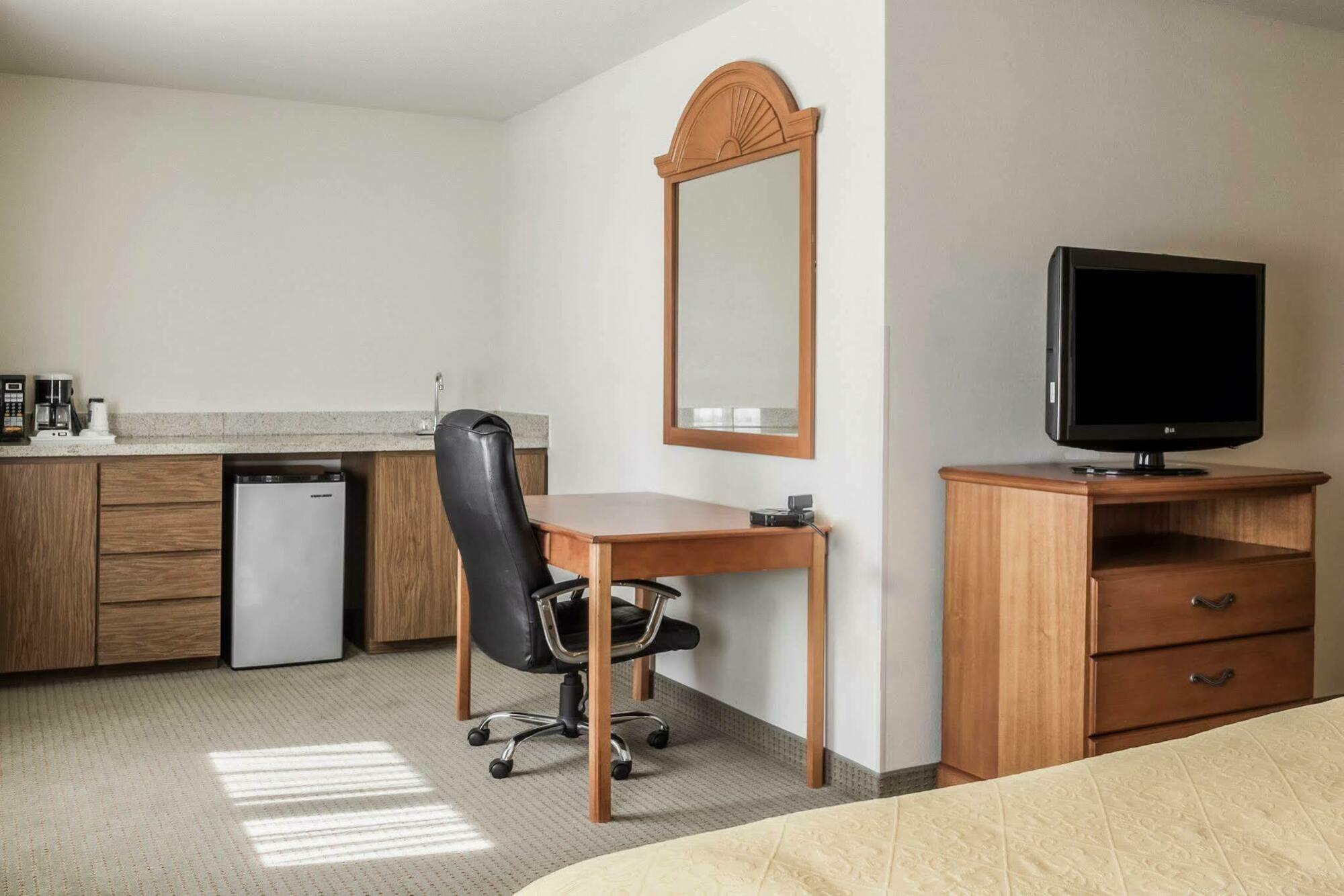 Quality Inn Huron Экстерьер фото