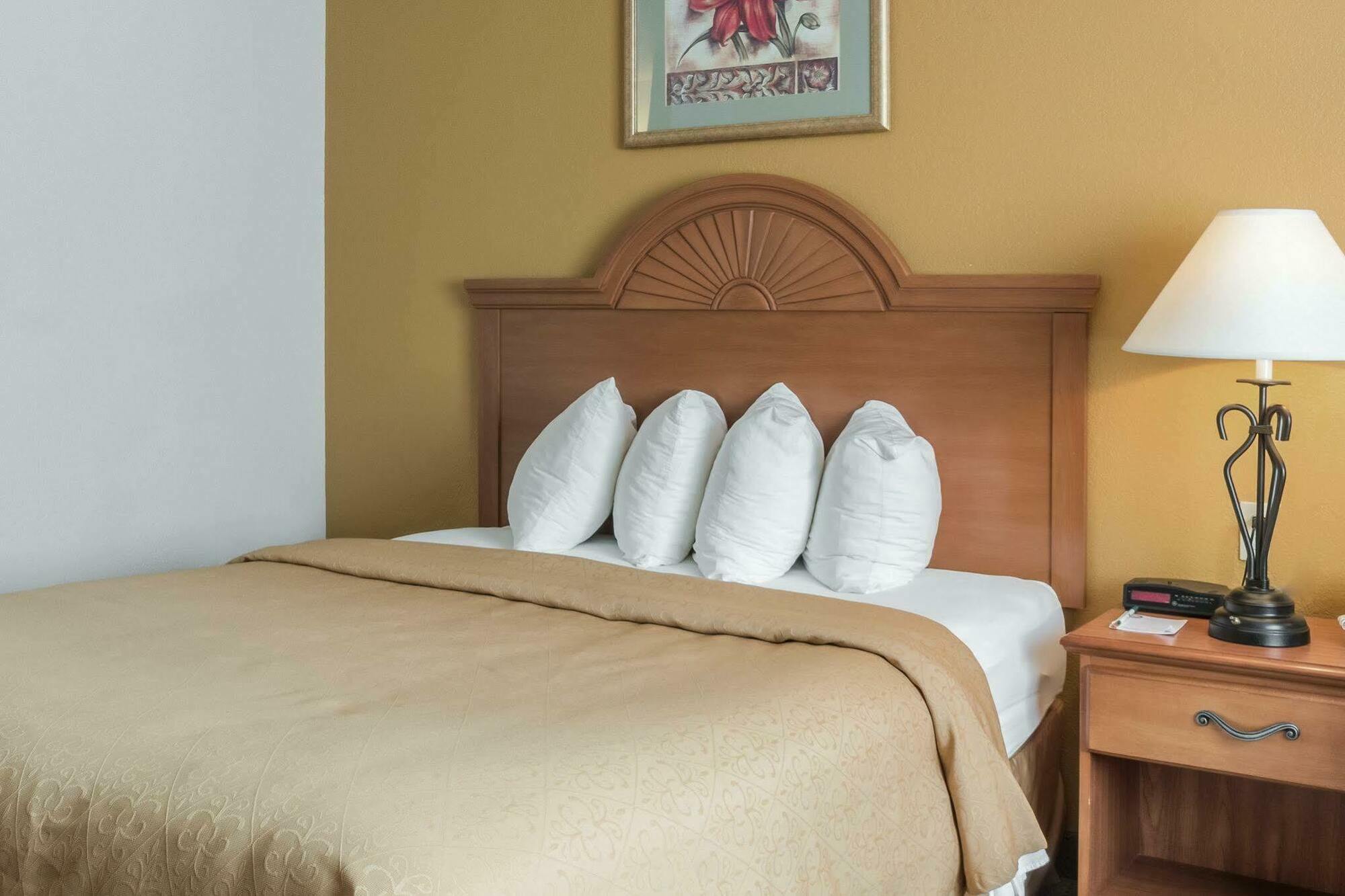 Quality Inn Huron Экстерьер фото